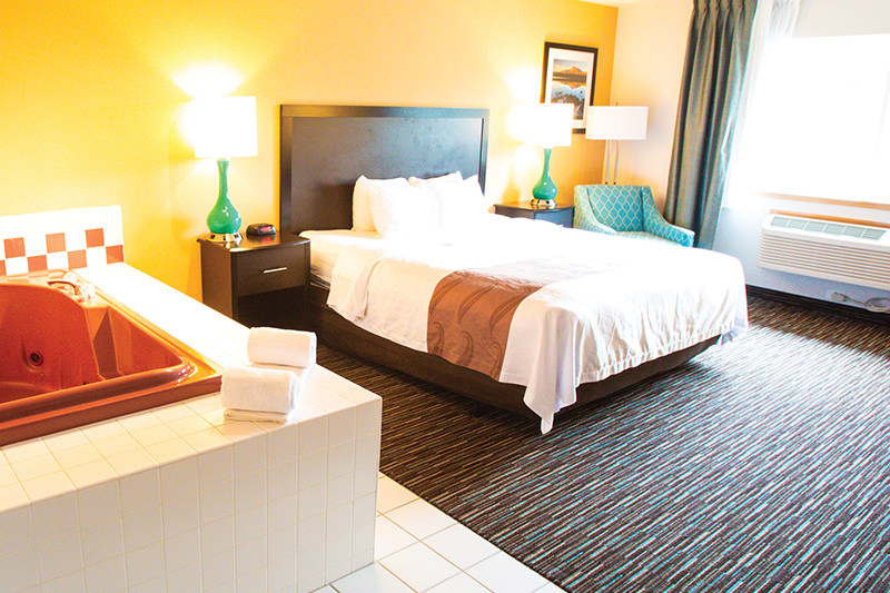 Dorena King Jacuzzi Suite
